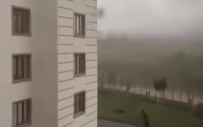 Bingöl’de fırtına etkili oldu: Çatıdan kopan parça çocuğun üzerine düştü 1