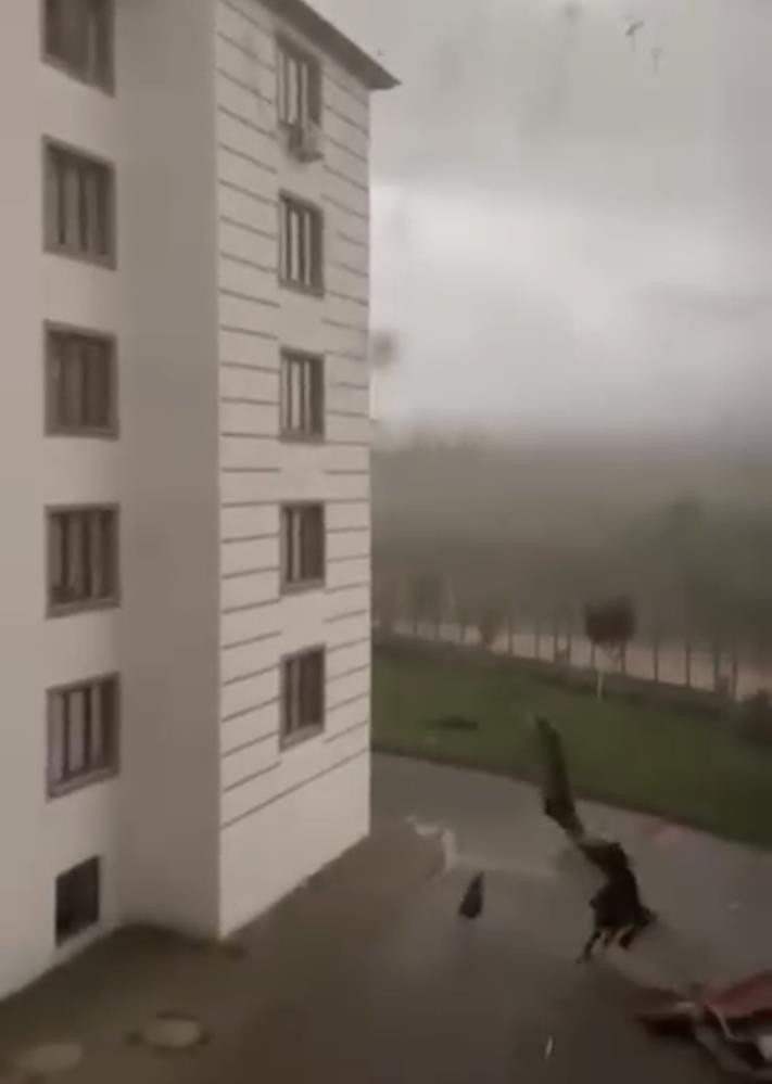 Bingöl’de fırtına etkili oldu: Çatıdan kopan parça çocuğun üzerine düştü