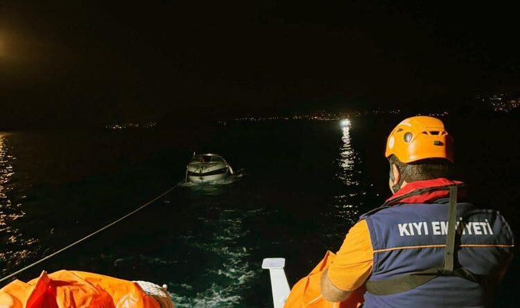 Bodrum açıklarında arızalanan tekneyi KIYEM ekipleri kurtardı 1