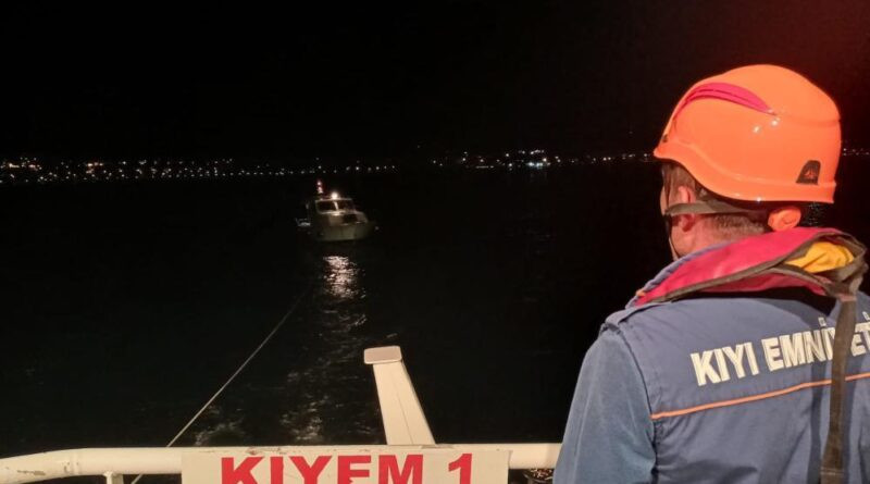 Çanakkale Boğazı'nda içinde 5 kişinin bulunduğu tekne kurtarıldı 1