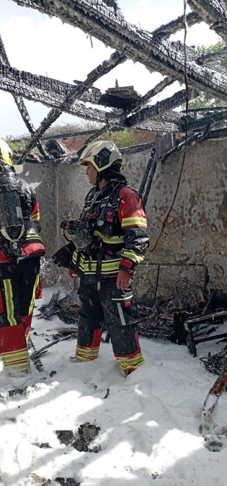 Edremit’te çıkan yangın metruk binaya sıçradı