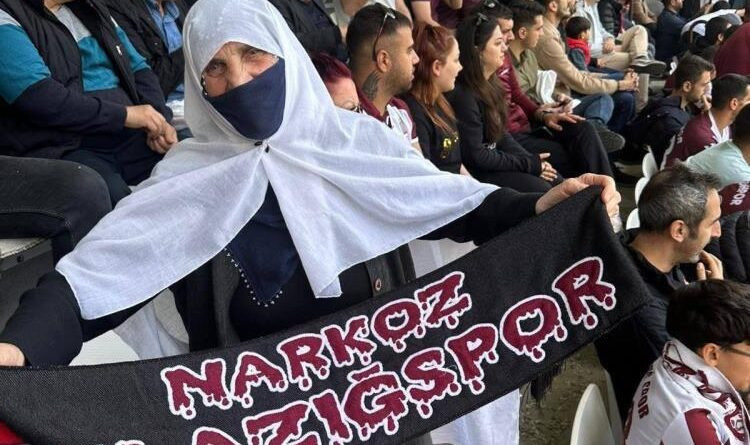 Elazığspor fanatiği Muhsine nine 1