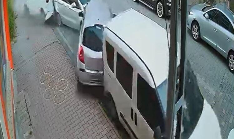 Esenyurt’ta kontrolden çıkan otomobil park halindeki araçlara çarptı 1