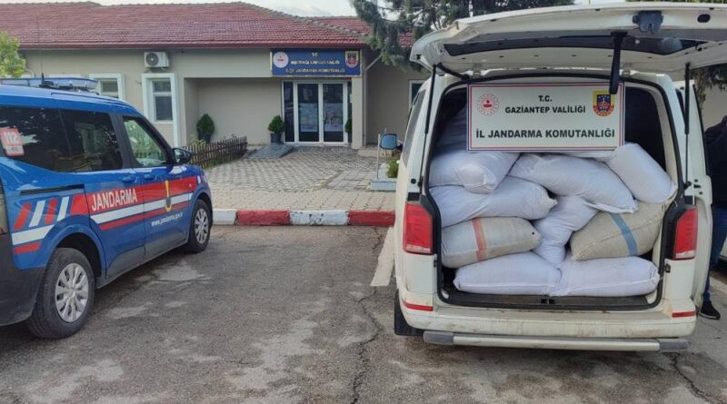 Jandarma milyonluk kaçak malzemeye el koydu 1