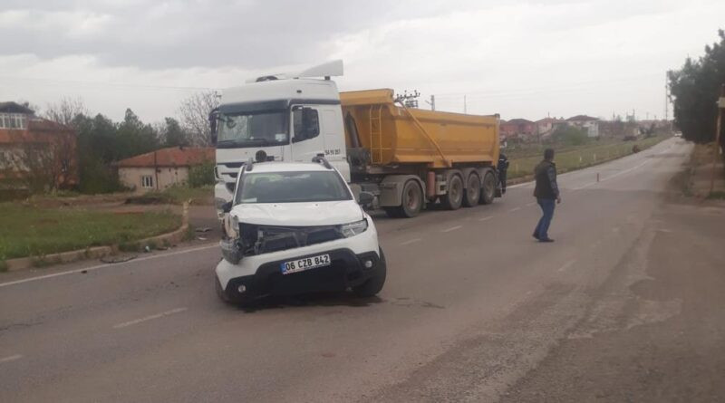 Kırıkkale'de otomobil ile hafriyat kamyonu çarpıştı: 1 yaralı 1