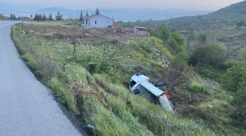 Kontrolden çıkan kamyonet şarampole yuvarlandı sürücüsü yaralandı 1