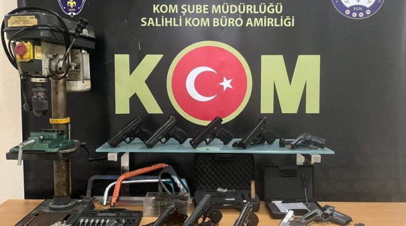 Manisa'da ruhsatsız silah operasyonu 1