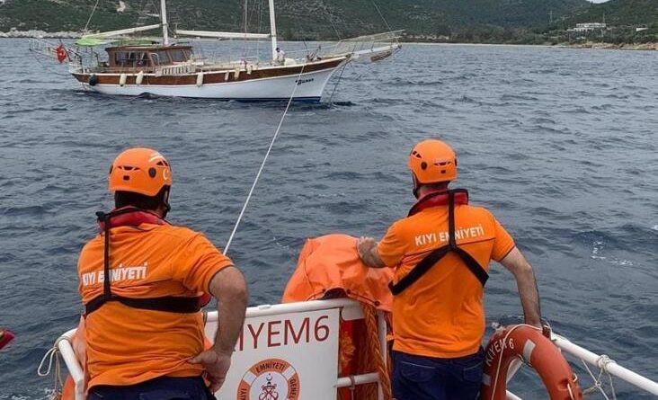 Su alan 22 metrelik tekneyi KIYEM ekipleri kurtardı 1