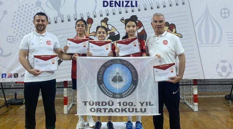 Türdü 100. yıl ortaokulu kız masa tenisi takımı grup şampiyonu oldu 1