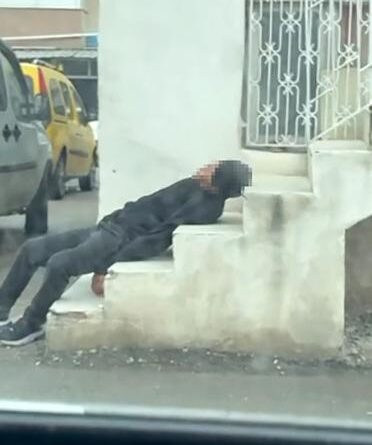 Uyuşturucu bağımlısı merdivenlerde sızıp kaldı 1