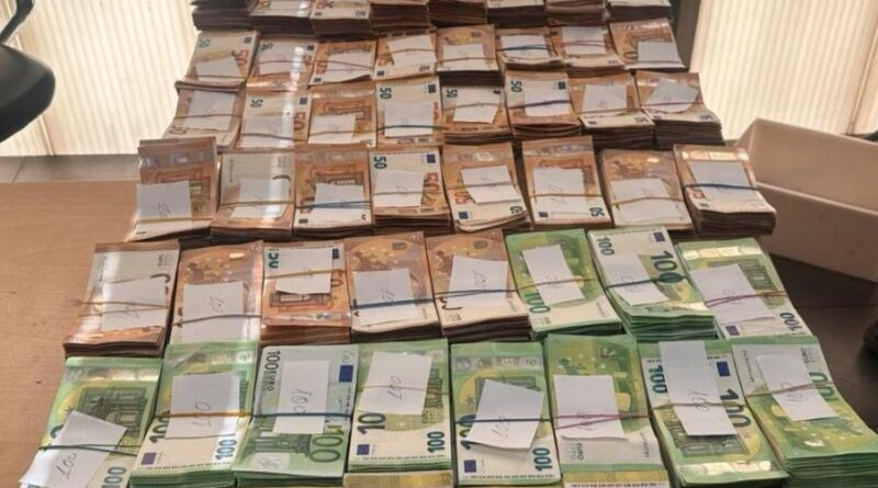 Yatağın altına gizlediği 61 bin 300 euro komşuda kaldı 1